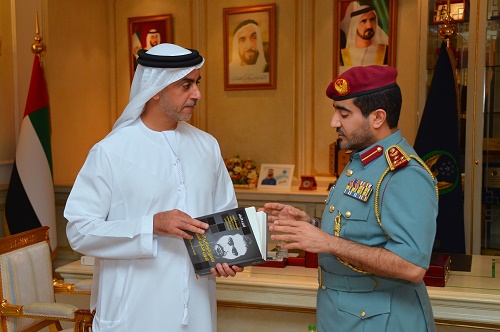 سيف بن زايد يطلع على كتاب يتناول تعزيز الأمن الخليجي